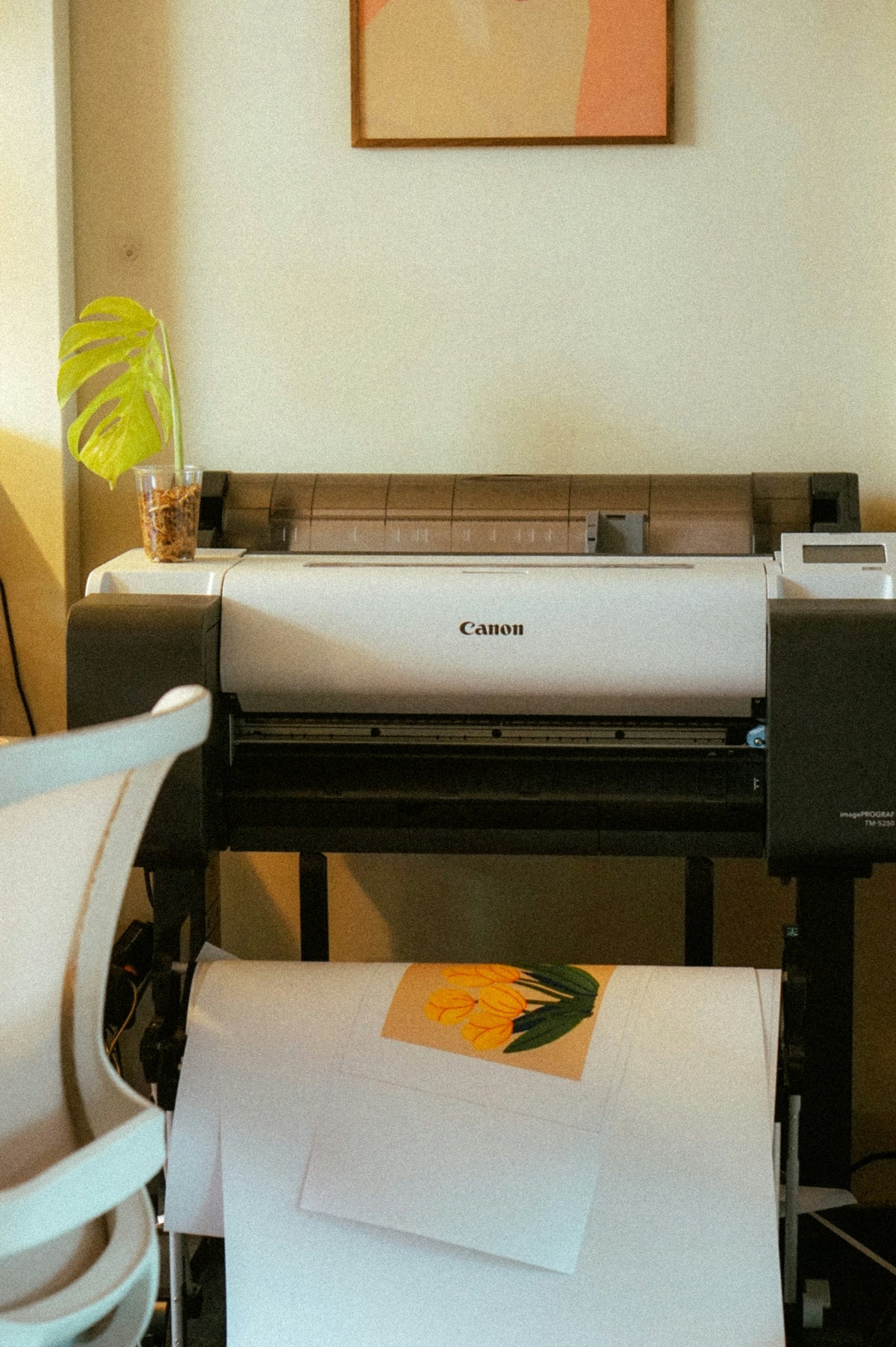 Plotter di grande formato in ufficio