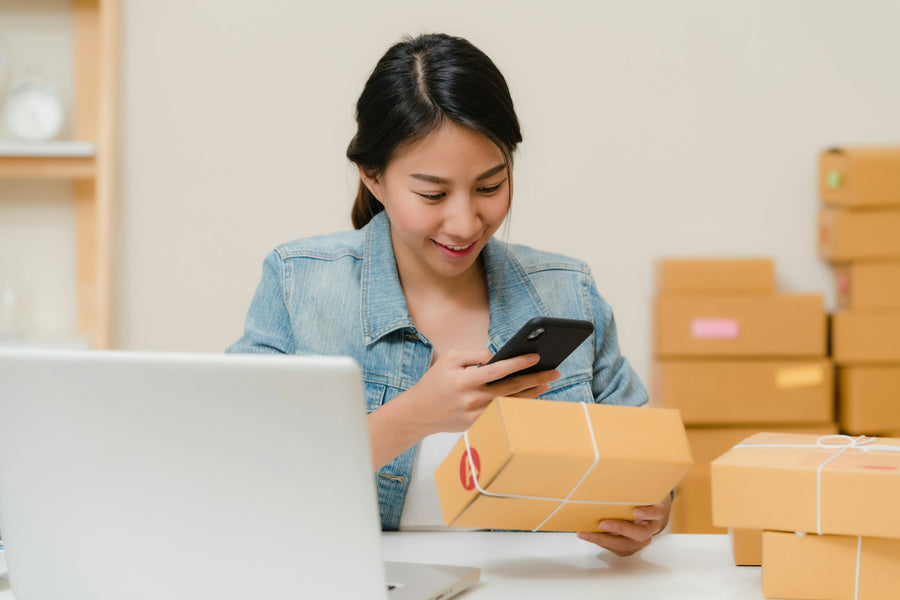 Ragazza che controlla un ordine con lo smartphone